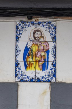 Angra do Heroismo, Terceira, Azores, Portekiz. 30 Mart 2022. Angra do Heroismo 'da bebek İsa' yı tutan Aziz Joseph mozaiği..