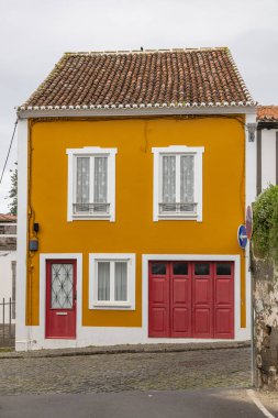Angra do Heroismo, Terceira, Azores, Portekiz. 30 Mart 2022. Angra do Heroismo 'da kaldırımlı bir sokakta sarı bir ev..