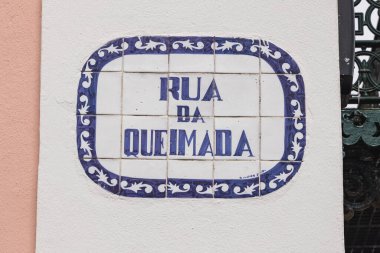 Angra do Heroismo, Terceira, Azores, Portekiz. 30 Mart 2022. Queimada için fayans sokak tabelası ya da Angra do Heroismo 'daki Burn Sokağı..