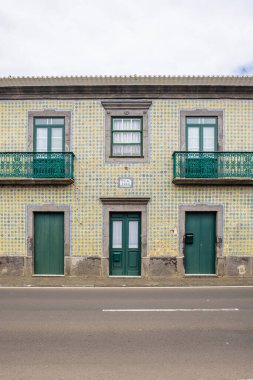 Vila Nova, Terceira, Azores, Portekiz. 31 Mart 2022. Terciera Adası 'ndaki sarı ve mavi fayanslı bina..