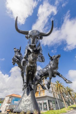 Angra do Heroismo, Terceira, Azores, Portekiz. 31 Mart 2022. Angra do Heroismo 'dan sanatçı Renato Costa ve Silva' nın 'Boğa Anıtı'.