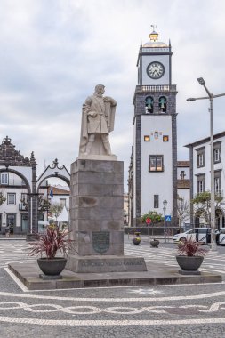 Ponta Delgada, Sao Miguel, Azores, Portekiz. 5 Nisan 2022. Goncalo Velho Cabral anıtı ve Saint Sebastian Kilisesi Ponta Delgada 'daki Sao Sebastiao.