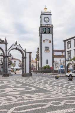 Ponta Delgada, Sao Miguel, Azores, Portekiz. 5 Nisan 2022. Aziz Sebastian Kilisesi 'nin çan kulesi, Ponta Delgada' da Sao Sebastiao..