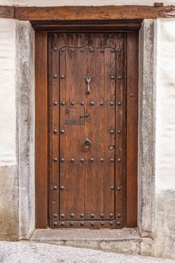 Albaicin, Granada, Granada ili, Endülüs, İspanya. Granada 'da eski ahşap bir kapı..