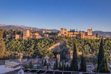 Albaicin, Granada, Granada ili, Endülüs, İspanya. Öğleden sonra Granada 'daki Alhambra manzarası..