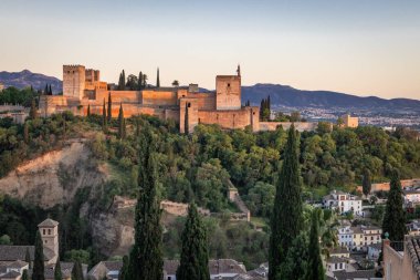 Albaicin, Granada, Granada ili, Endülüs, İspanya. Granada 'daki Alhambra' nın günbatımı manzarası.
