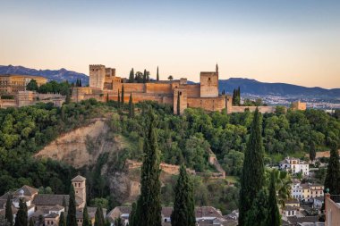 Albaicin, Granada, Granada ili, Endülüs, İspanya. Granada 'daki Alhambra' nın günbatımı manzarası.