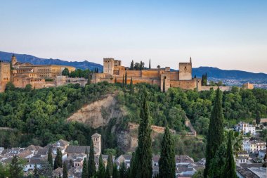 Albaicin, Granada, Granada ili, Endülüs, İspanya. Granada 'daki Alhambra' nın günbatımı manzarası.