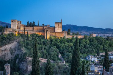 Albaicin, Granada, Granada ili, Endülüs, İspanya. Granada 'daki Alhambra' nın akşam manzarası.