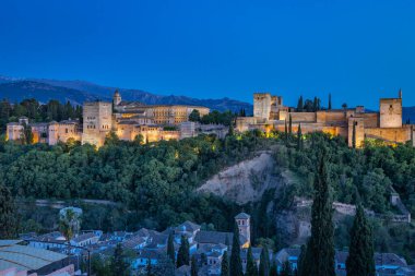 Albaicin, Granada, Granada ili, Endülüs, İspanya. Granada 'daki Alhambra' nın akşam manzarası.