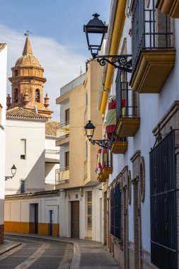 Andujar, Jaen Eyaleti, Endülüs, İspanya. San Miguel Kilisesi 'nin çan kulesi Andujar' da dar bir caddenin üstünde..