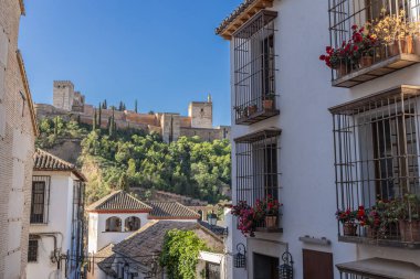 Albaicin, Granada, Granada ili, Endülüs, İspanya. Alhambra 'nın Alcazar' ı Granada 'nın Albaisin mahallesinde görüldü..