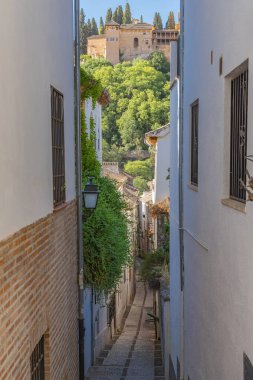 Albaicin, Granada, Granada ili, Endülüs, İspanya. Alhambra, Granada 'nın Albaisin bölgesinde dar bir sokaktan görüldü..