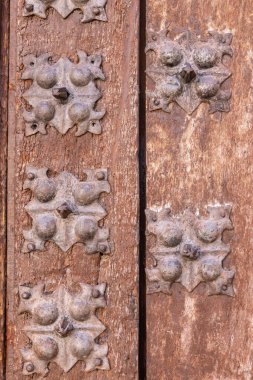 Albaicin, Granada, Granada ili, Endülüs, İspanya. Granada 'daki eski ahşap kapıya metal süslemeler..