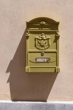 Casco Antiguo, Seville, Seville Eyaleti, Endülüs, İspanya. Eski bir İspanyol binasında eski bir posta kutusu..