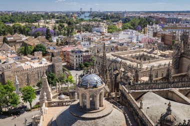 Casco Antiguo, Seville, Seville Eyaleti, Endülüs, İspanya. Sevilla Katedrali 'nin çatı manzarası.