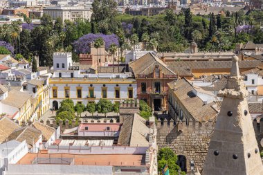 Casco Antiguo, Seville, Seville Eyaleti, Endülüs, İspanya. Katedralin çatısından Seville manzarası.