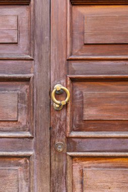 Casco Antiguo, Seville, Seville Eyaleti, Endülüs, İspanya. Pirinçten bir kapı Eski bir ahşap kapıyı çeker.