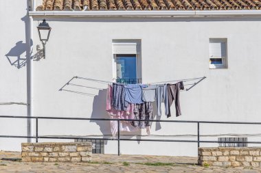 Casares, Malaga, Endülüs, İspanya. Bir İspanyol köyünde çamaşırhane kurusun diye asılmış..
