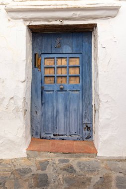 Casares, Malaga, Endülüs, İspanya. Beyaz bir sıva evin hava mavisi kapısı.