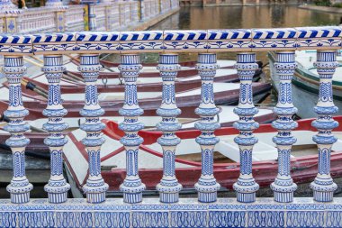 Casco Antiguo, Seville, Seville Eyaleti, Endülüs, İspanya. İspanyol Plaza 'sındaki kanalda seramik bir tırabzanın arkasında kürek çekiyoruz..