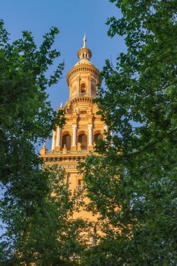 Casco Antiguo, Seville, Seville Eyaleti, Endülüs, İspanya. Sevilla 'nın İspanyol Meydanı' ndaki kule.