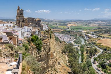 Arcos de la Frontera, Seville Eyaleti, Endülüs, İspanya. Arco de la Frontera 'daki Aziz Peter Kilisesi..