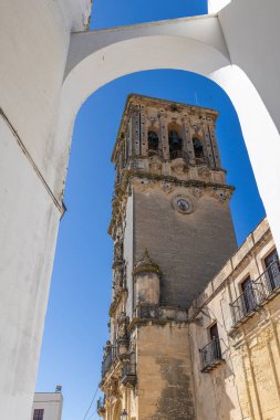 Arcos de la Frontera, Seville Eyaleti, Endülüs, İspanya. Arcos de la Frontera 'daki Aziz Peter Kilisesi' nin çan kulesi..