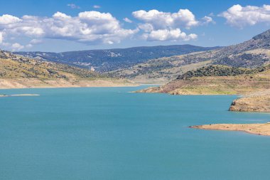 Zahara de la Sierra, Cadiz, Endülüs, İspanya. Endülüs dağlarında bir rezervuar gölü.