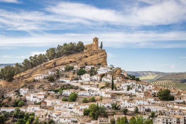 Montefrio, Granada, Endülüs, İspanya. Montefrio köyünün yukarısındaki uçurumda bir kilise..