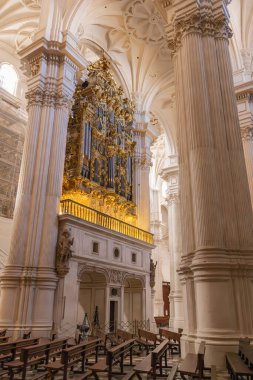 Albaicin, Granada, Granada ili, Endülüs, İspanya. 26 Nisan 2023. Granada Katedrali 'nde boru orgu.