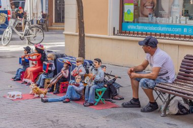 Andujar, Jaen Eyaleti, Endülüs, İspanya. 27 Nisan 2023. Andujar 'da sokakta kukla satan bir adam..
