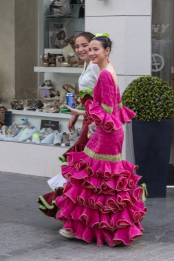 Andujar, Jaen Eyaleti, Endülüs, İspanya. 27 Nisan 2023. Andujar 'daki dini festival için geleneksel elbiseli genç kadınlar.