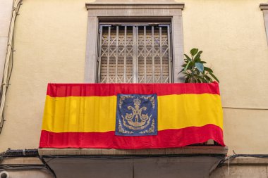 Andujar, Jaen Eyaleti, Endülüs, İspanya. 27 Nisan 2023. Andujar 'daki Virgen de la Cabeza dini festivali için bayrak.