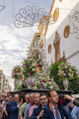 Andujar, Jaen Eyaleti, Endülüs, İspanya. 27 Nisan 2023. Bakire de la Cabeza heykeli Andujar 'daki dini bir festival sırasında taşınıyor..