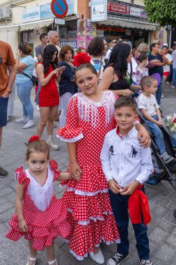 Andujar, Jaen Eyaleti, Endülüs, İspanya. 27 Nisan 2023. Geleneksel giyinmiş çocuklar Andujar 'daki dini festivalde.