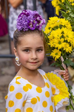 Andujar, Jaen Eyaleti, Endülüs, İspanya. 27 Nisan 2023. Andujar 'da dini bir festivalde geleneksel kıyafetli bir kız..