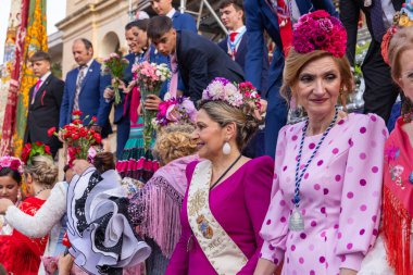 Andujar, Jaen Eyaleti, Endülüs, İspanya. 27 Nisan 2023. Andujar 'daki dini festivalde geleneksel giyinmiş kadın ve erkekler.