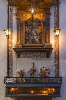 Andujar, Jaen Eyaleti, Endülüs, İspanya. 27 Nisan 2023. Andujar 'daki bir binada Hıristiyan sunağı.