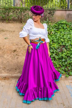 Andujar, Jaen Eyaleti, Endülüs, İspanya. 28 Nisan 2023. Andujar 'daki dini festival sırasında geleneksel giyinmiş bir kadın..