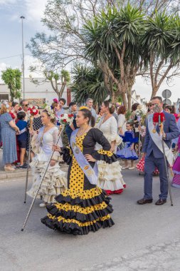 Andujar, Jaen Eyaleti, Endülüs, İspanya. 28 Nisan 2023. Geleneksel elbiseli erkekler ve kadınlar Andujar 'daki dini bir festivalde yürüyüş yapıyorlar..
