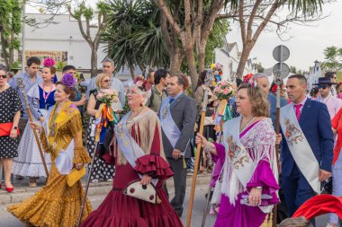 Andujar, Jaen Eyaleti, Endülüs, İspanya. 28 Nisan 2023. Geleneksel elbiseli erkekler ve kadınlar Andujar 'daki dini bir festivalde yürüyüş yapıyorlar..