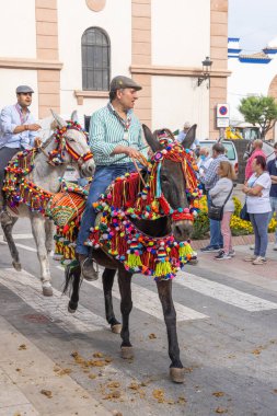 Andujar, Jaen Eyaleti, Endülüs, İspanya. 29 Nisan 2023. Andujar 'daki şenlik sırasında bir geçit töreni için atlara binen adamlar.