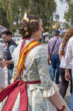 Virgen de la Cabeza, Andujar, Jaen Eyaleti, Endülüs, İspanya. 30 Nisan 2023. Cabeza Bakiresi 'nin geleneksel hac töreninde geleneksel giyinmiş bir kadın. Cabeza Leydisi..