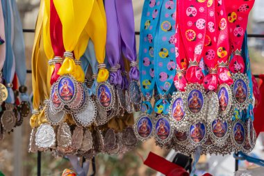 Virgen de la Cabeza, Andujar, Jaen Eyaleti, Endülüs, İspanya. 30 Nisan 2023. Cabeza leydimiz Virgen de la Cabeza 'nın yıllık haccında satılık dini madalyonlar..