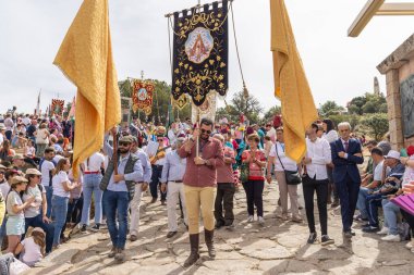 Virgen de la Cabeza, Andujar, Jaen Eyaleti, Endülüs, İspanya. 30 Nisan 2023. Cabeza Bakiresi için yapılan geleneksel hac ziyaretinde, Cabeza Leydimiz.