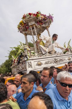 Virgen de la Cabeza, Andujar, Jaen Eyaleti, Endülüs, İspanya. 30 Nisan 2023. Rahip, Cabeza Leydisi Virgen de la Cabeza 'nın yıllık haccında şamandıraya götürülüyor..