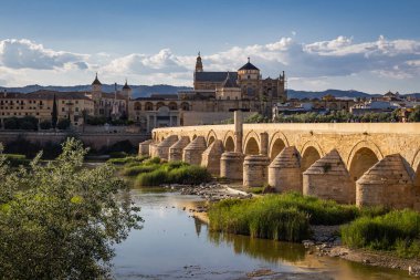 Sur Bölgesi, Cordoba, Cordoba Eyaleti, Endülüs, İspanya. 1 Mayıs 2023. Cordoba 'daki Guadalquivir Nehri üzerindeki San Rafael köprüsü..