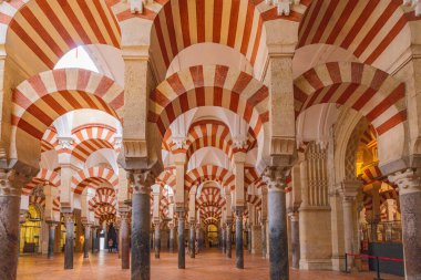 Centro Bölgesi, Cordoba, Cordoba Eyaleti, Endülüs, İspanya. 2 Mayıs 2023. Eski bir Moorish camisi olan Mezquita Bazilikası olarak da bilinen Cordoba Katedrali 'nin içinde..