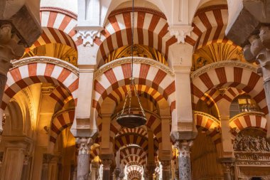 Centro Bölgesi, Cordoba, Cordoba Eyaleti, Endülüs, İspanya. 2 Mayıs 2023. Eski bir Moorish camisi olan Mezquita Bazilikası olarak da bilinen Cordoba Katedrali 'nin içinde..